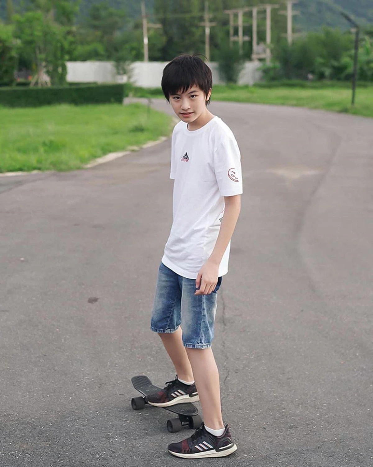 ส่องภาพ น้องเอเอ หลานชาย โทนี่ รากแก่น ฉายแววหล่อออร่าพระเอกจับ 