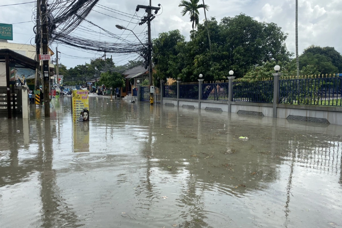 ฝนกระหน่ำพัทยานาน2ชม.น้ำท่วมเก๋งเกือบมิดหลังคา