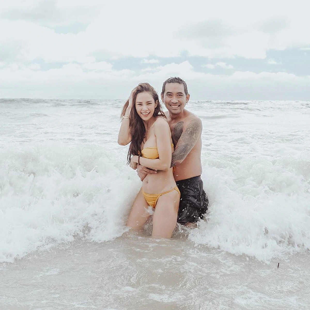 นึกว่าจีบกันใหม่ๆ “อุ้ม-บอล” สาดความหวานกันกลางเกลียวคลื่น