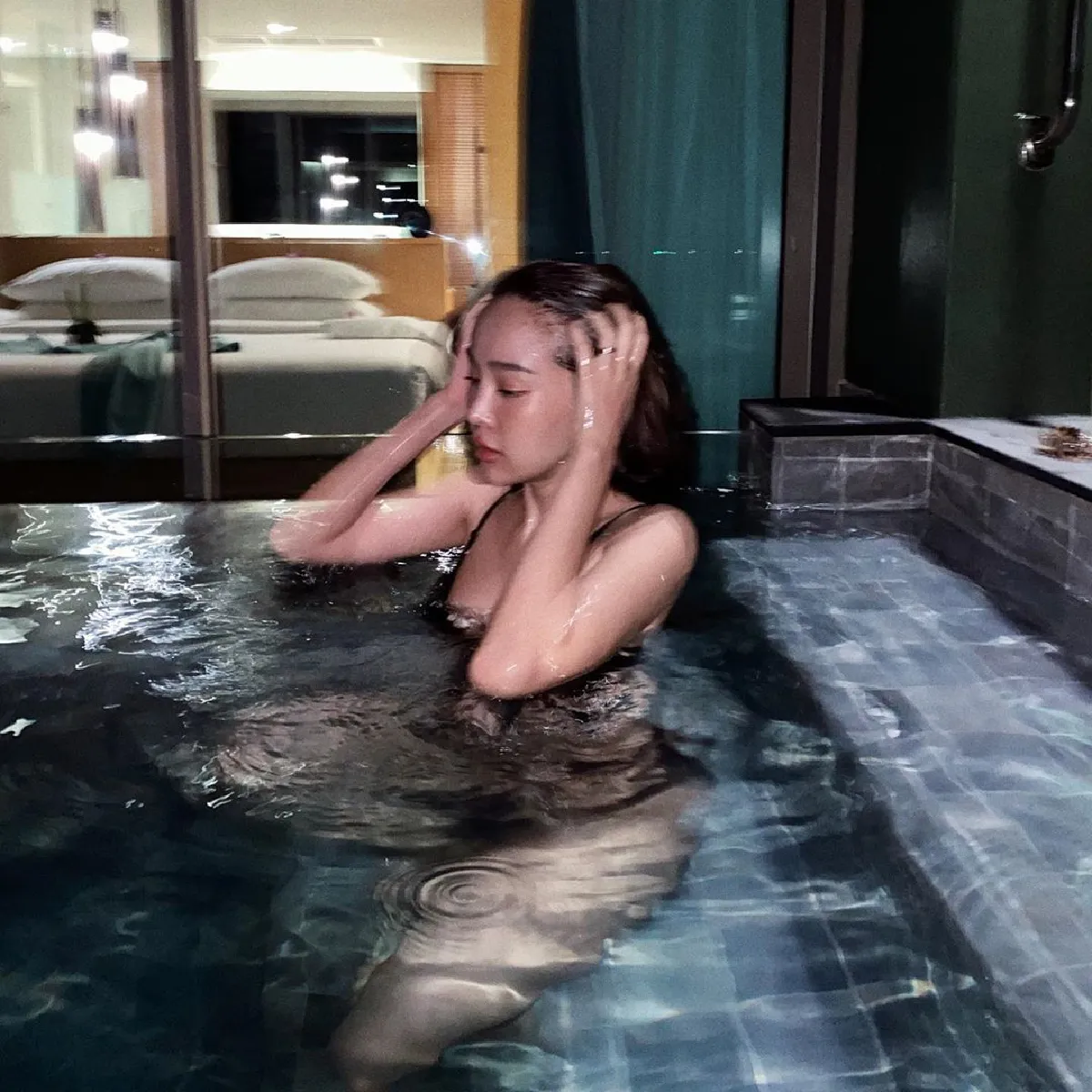  “กวินท์-ปุ้มปุ้ย” โชว์แซ่บลงรูปคู่ในอ่างชวนหวิว แต่คอมเมนต์ภรรยาพีคกว่า!