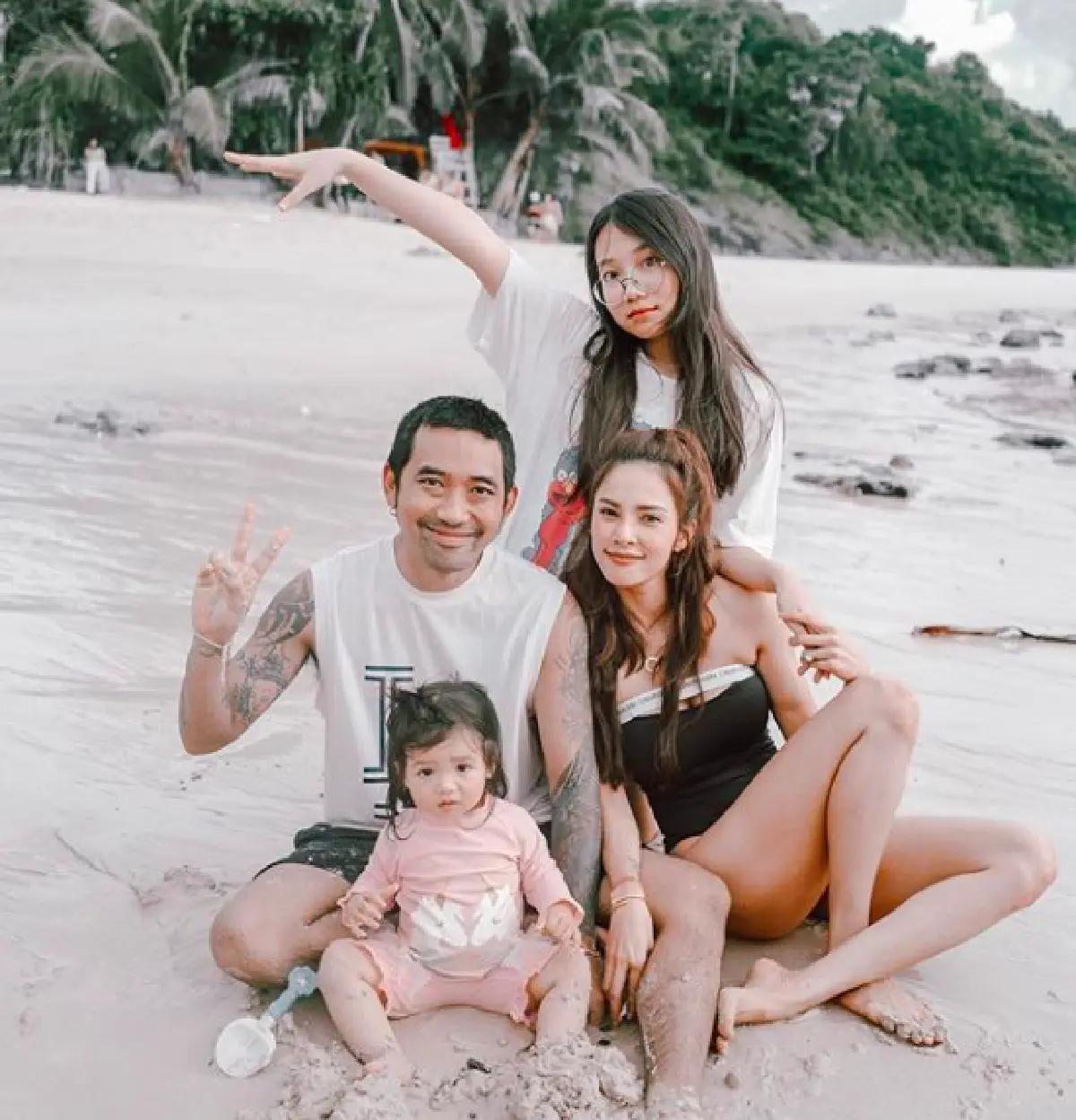 นึกว่าจีบกันใหม่ๆ “อุ้ม-บอล” สาดความหวานกันกลางเกลียวคลื่น