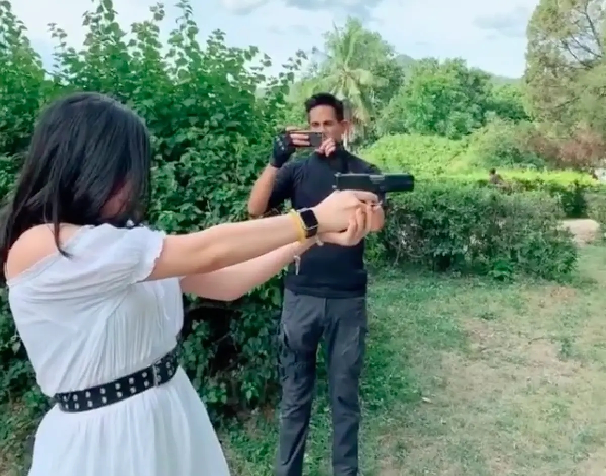 ไม่ธรรมดา! “พีท ทองเจือ” สอนลูกสาว “น้องเซย่า” ยิงปืน ให้รู้ไว้เพื่อป้องกันตัว