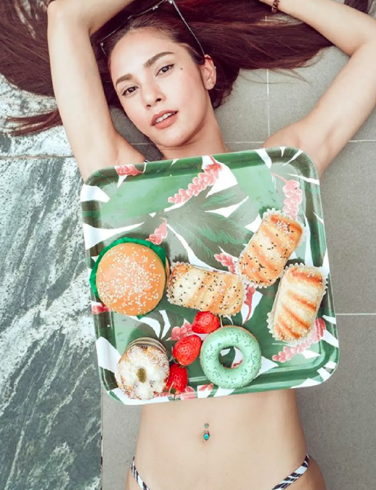 นึกว่าจีบกันใหม่ๆ “อุ้ม-บอล” สาดความหวานกันกลางเกลียวคลื่น