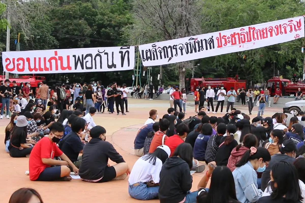 เพนกวิน-ไผ่ดาวดินร่วมชุมนุมขอนแก่นจี้ประยุทธลาออก