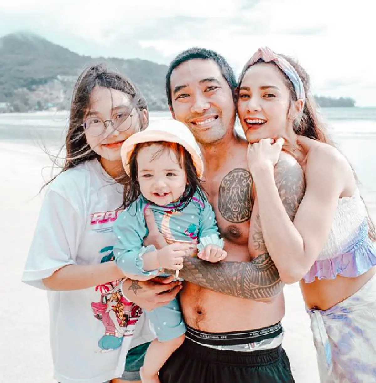 นึกว่าจีบกันใหม่ๆ “อุ้ม-บอล” สาดความหวานกันกลางเกลียวคลื่น