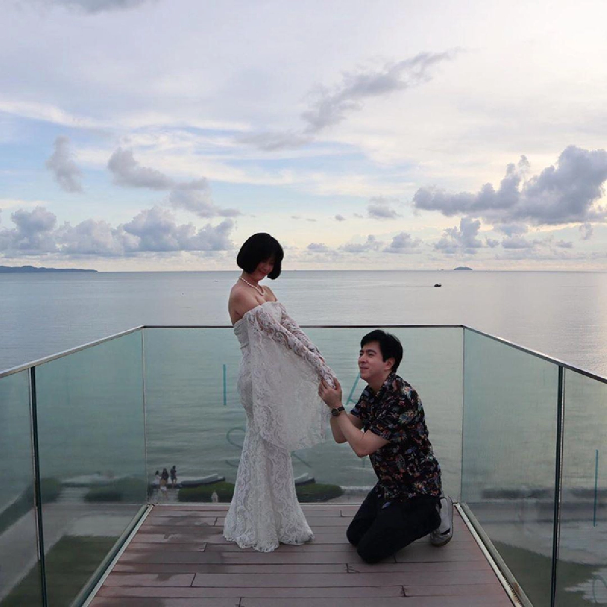 บรรยากาศพาไป! แซม ยุรนันท์ อวดโมเมนต์หวานฉ่ำ คุกเข่าขอภรรยาแต่งงานอีกรอบ