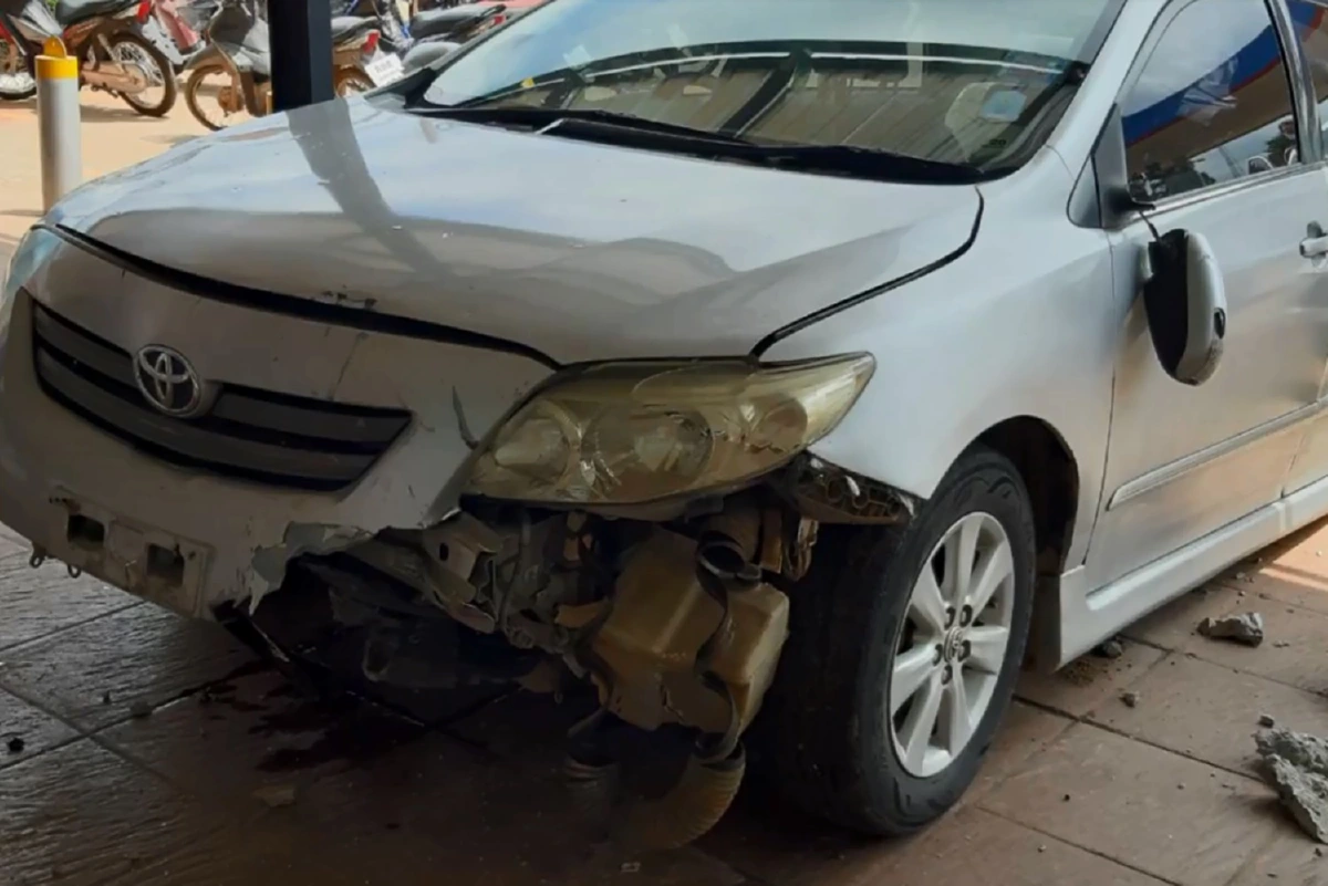 พ.ต.ทหารเกษียณอายุวัย83ขับเก๋งพุ่งชนสาวใหญ่ทะลุกระจกเซเว่นฯสาหัส