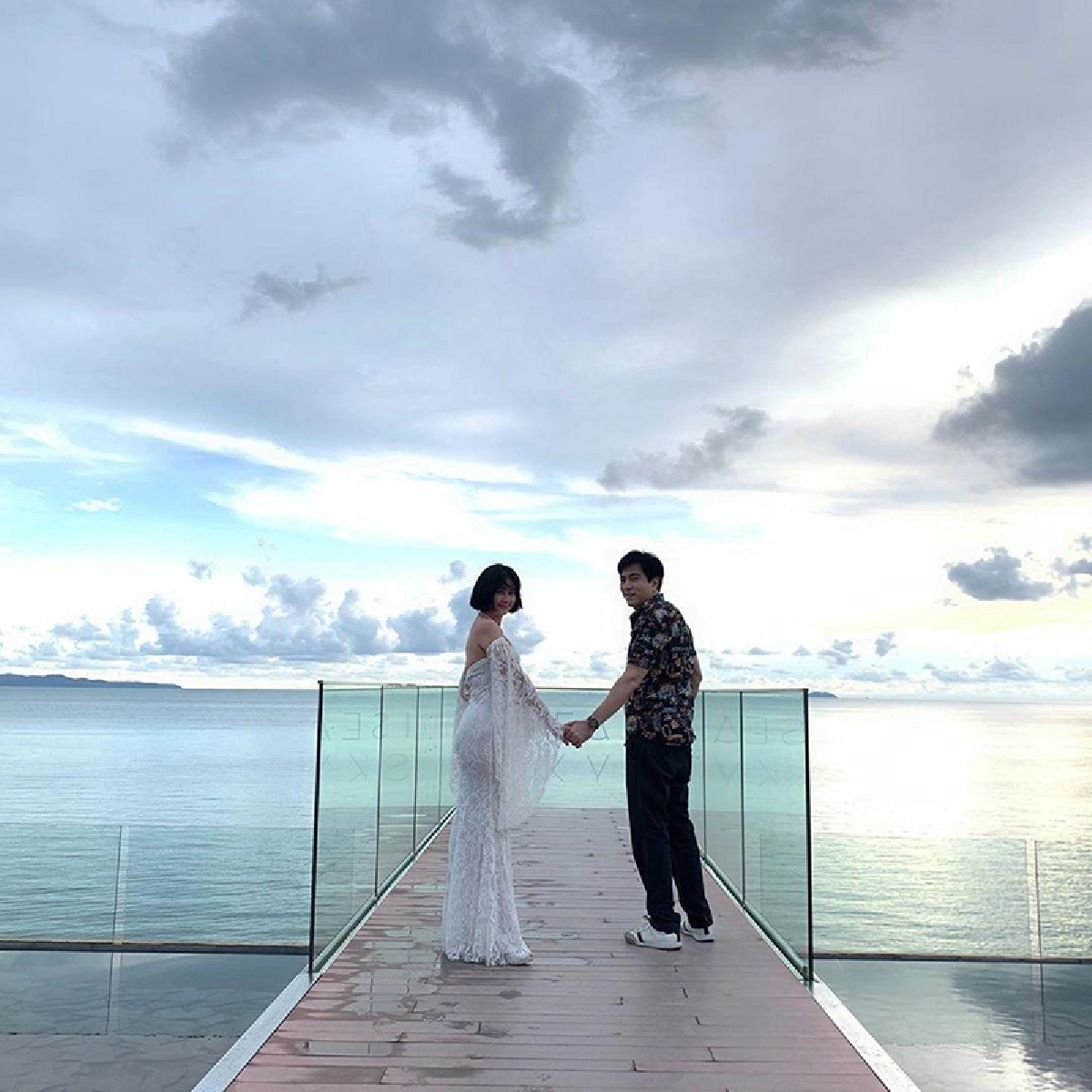 บรรยากาศพาไป! แซม ยุรนันท์ อวดโมเมนต์หวานฉ่ำ คุกเข่าขอภรรยาแต่งงานอีกรอบ