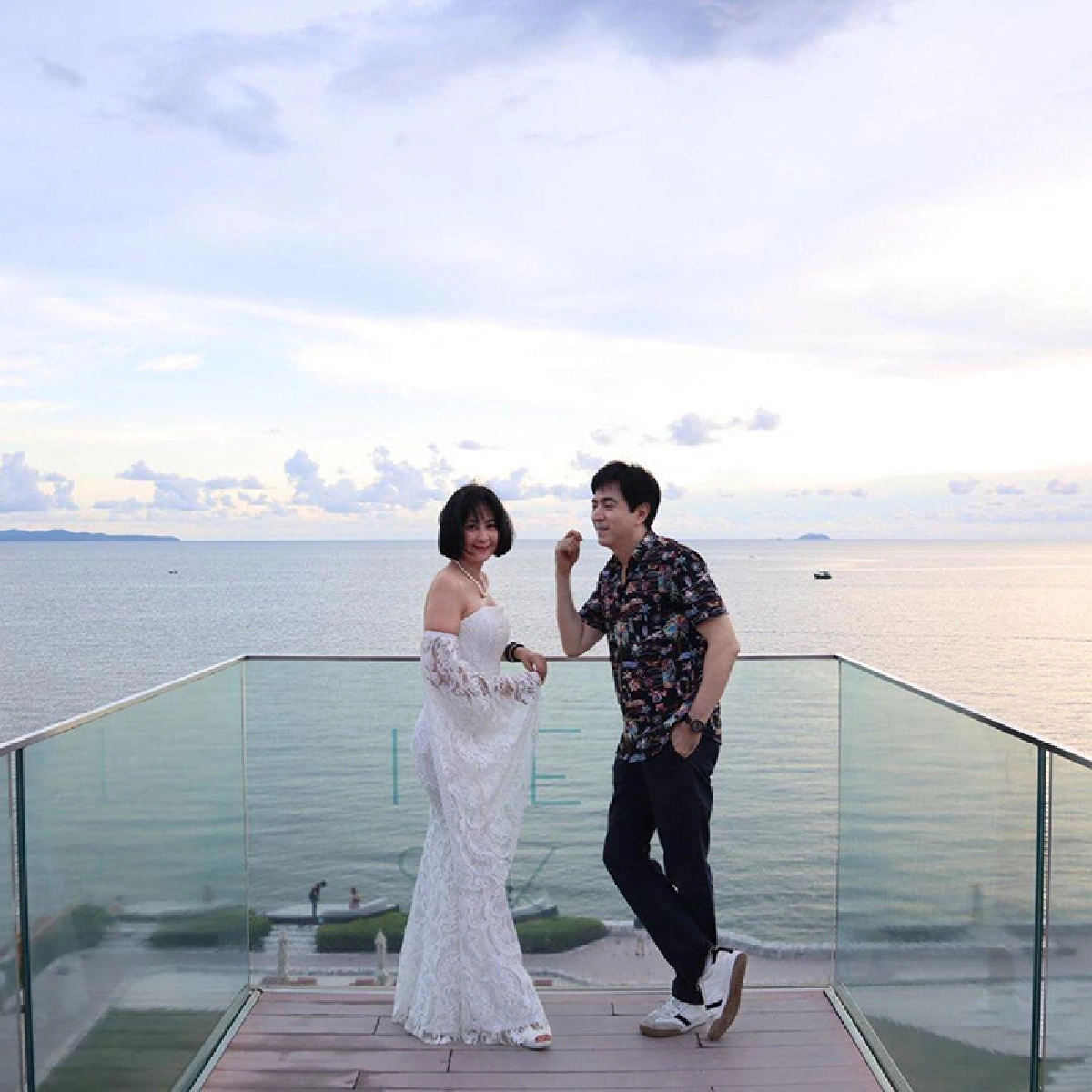 บรรยากาศพาไป! แซม ยุรนันท์ อวดโมเมนต์หวานฉ่ำ คุกเข่าขอภรรยาแต่งงานอีกรอบ