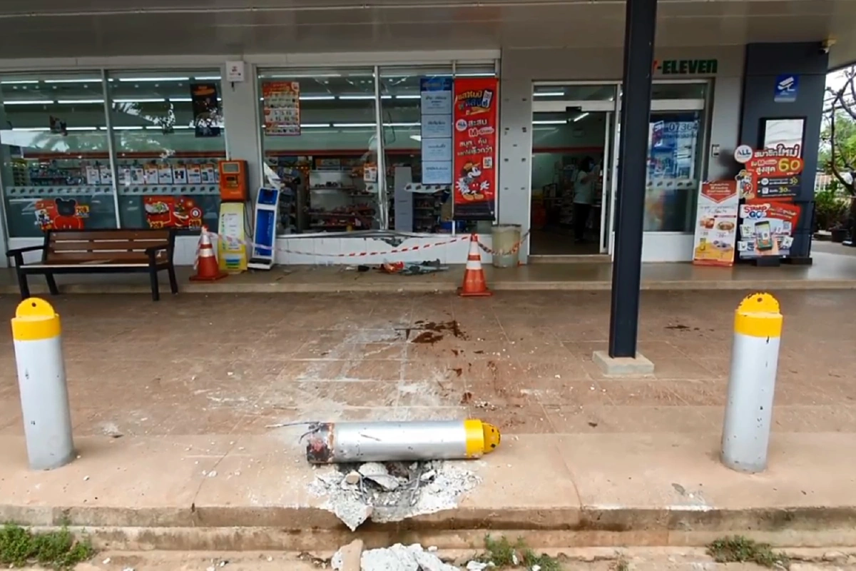 พ.ต.ทหารเกษียณอายุวัย83ขับเก๋งพุ่งชนสาวใหญ่ทะลุกระจกเซเว่นฯสาหัส