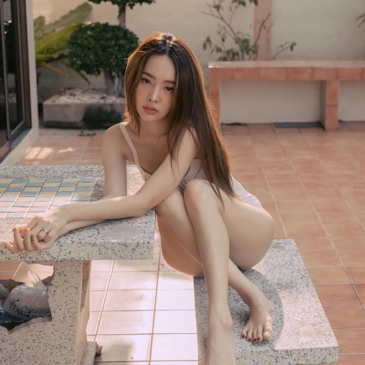 แซ่บเกินต้าน! ปุ้มปุ้ย พรรณทิพา โนบราอวดหุ่นเซ็กซี่นอนอาบแดดริมหาด