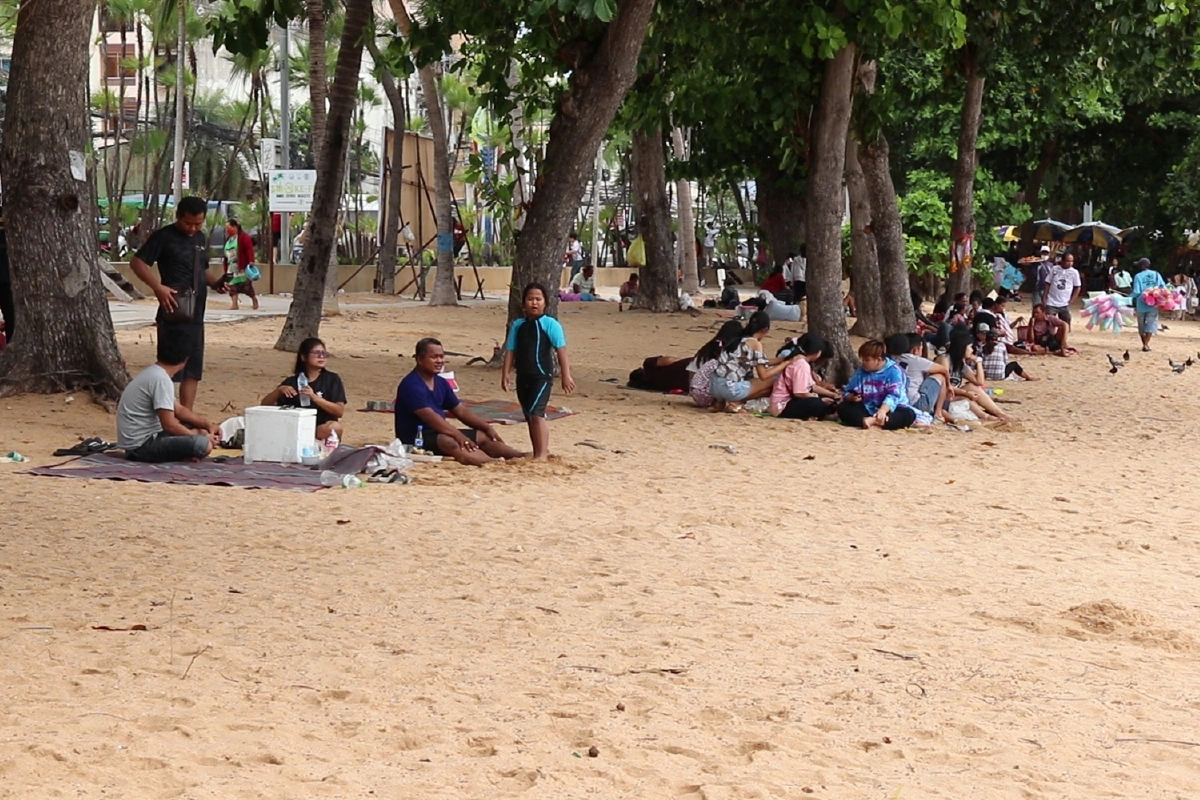 พัทยาคึกหยุดยาว4วันนักท่องเที่ยวแห่พักผ่อนเล่นน้ำทะเลข้ามไปเกาะล้าน