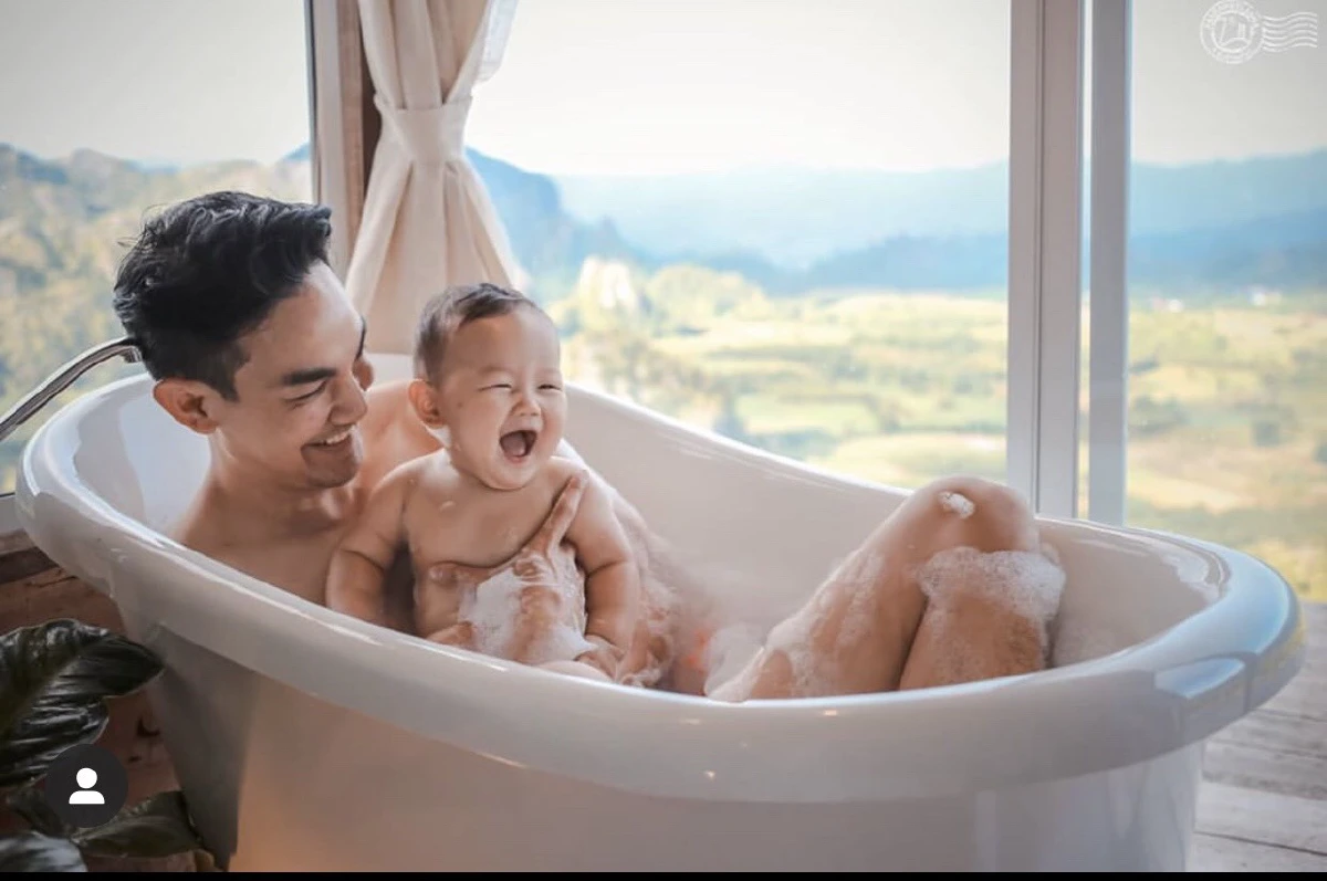 อบอุ่นน่ารัก! กิก ดนัย ลงอ่างอาบน้ำกับ น้องเก้า พร้อมตื่นเช้าชมวิวสวย