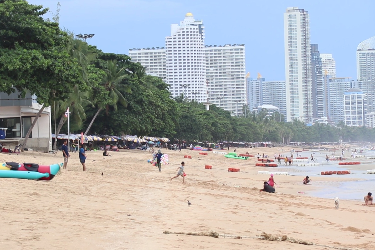 พัทยาคึกหยุดยาว4วันนักท่องเที่ยวแห่พักผ่อนเล่นน้ำทะเลข้ามไปเกาะล้าน