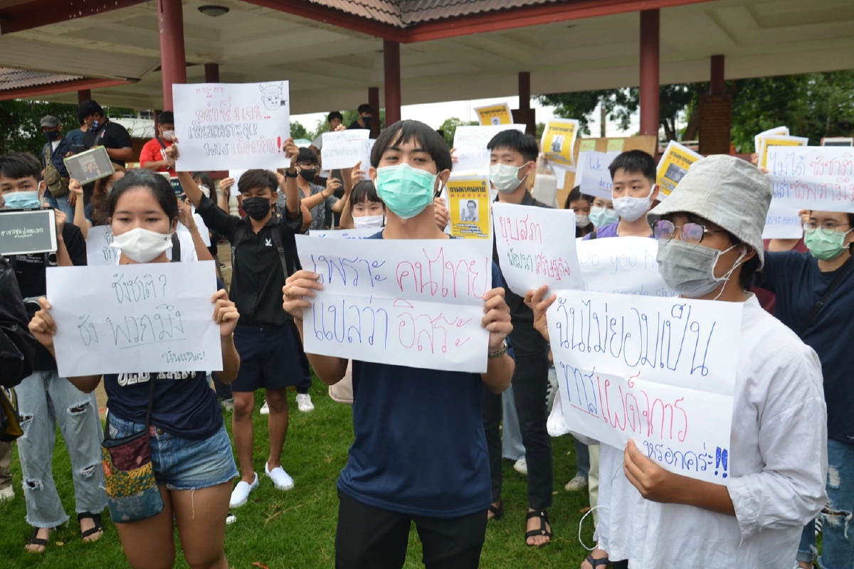 เยาวชนกาญจน์ปลดแอกจัดชุมนุม ยื่น3ข้อชู3นิ้วใช้เวลา1ชม.