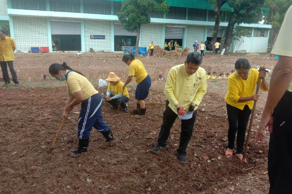 พช.ฝึกปฎิบัติจริง“เอามื้อสามัคคี”พัฒนาคุณภาพชีวิตตามหลักทฤษฎีใหม่