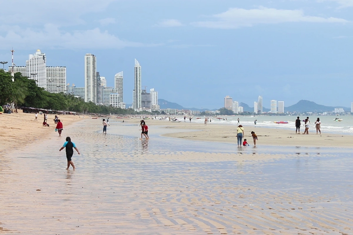 พัทยาคึกหยุดยาว4วันนักท่องเที่ยวแห่พักผ่อนเล่นน้ำทะเลข้ามไปเกาะล้าน