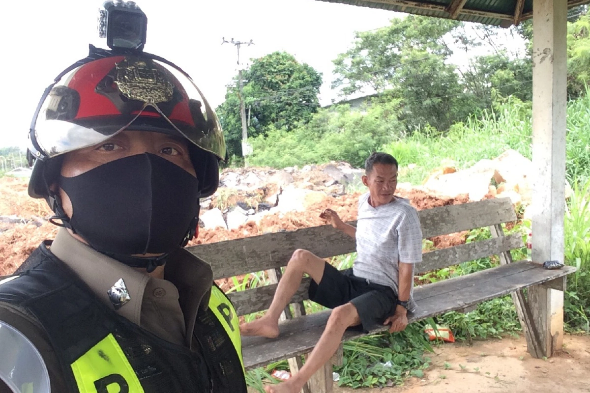 ตำรวจจราจรโคราชเห็นชาวบ้านเป็นลมจับซ้อนท้ายส่งบ้าน