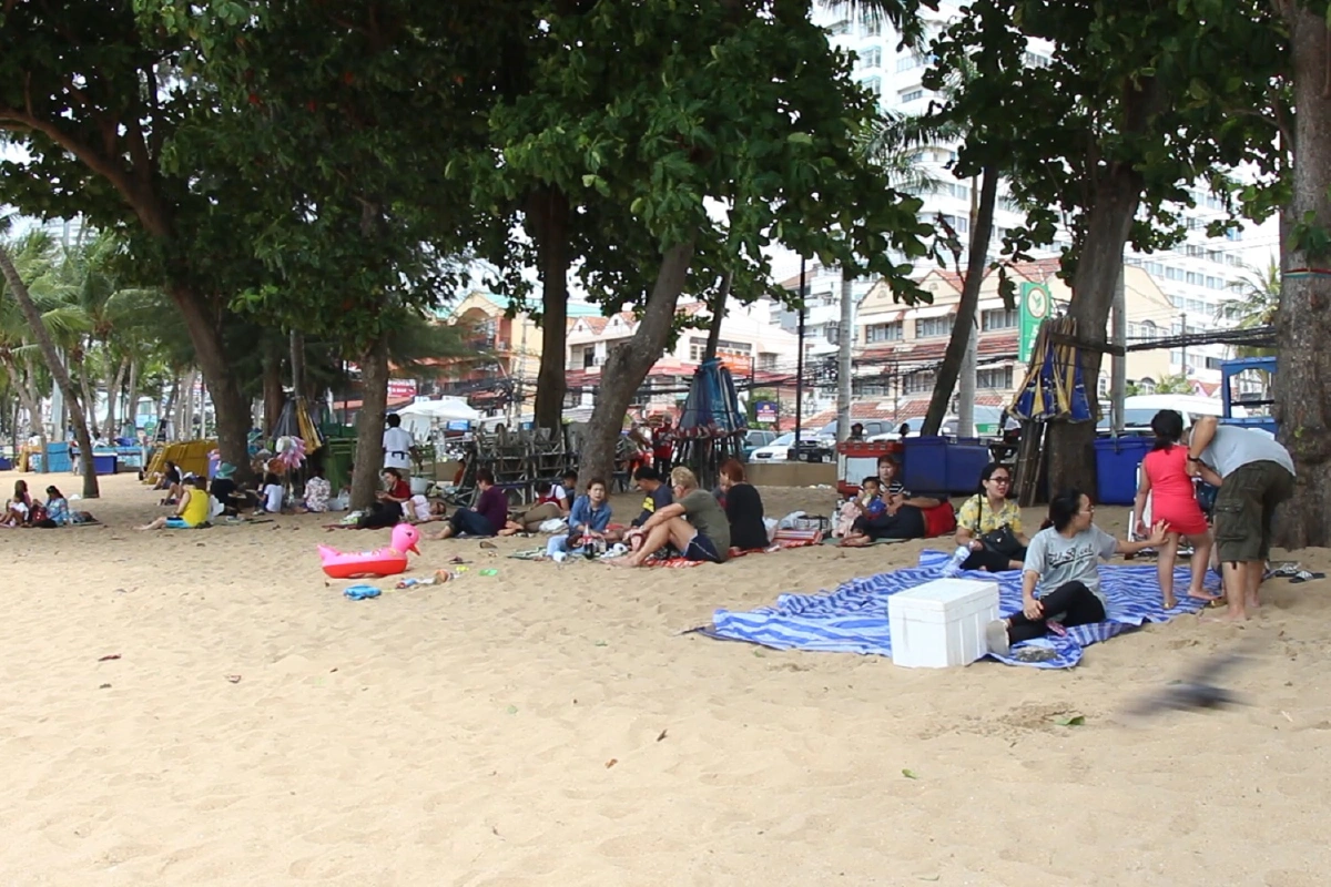 พัทยาคึกหยุดยาว4วันนักท่องเที่ยวแห่พักผ่อนเล่นน้ำทะเลข้ามไปเกาะล้าน