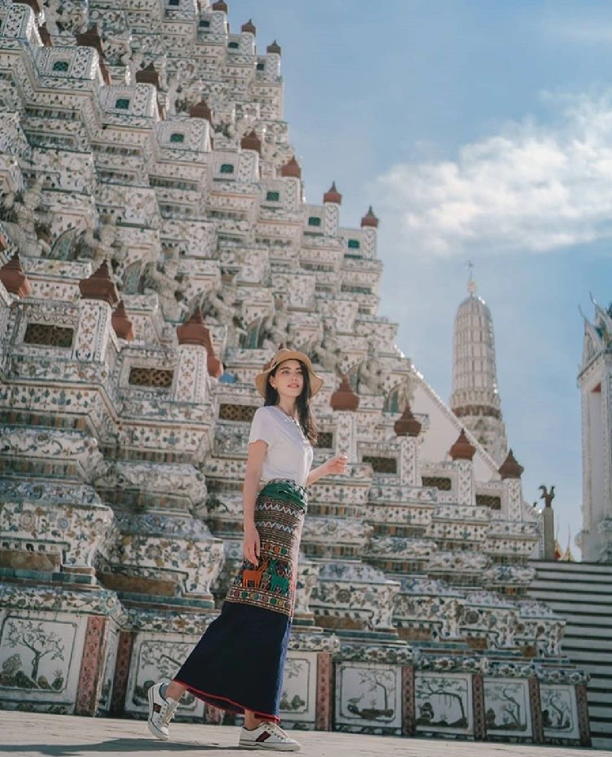 ใหม่ ดาวิกา นุ่งผ้าซิ่นเข้าวัด..สวยใสเรียบง่ายใจละลายไปตามๆกัน