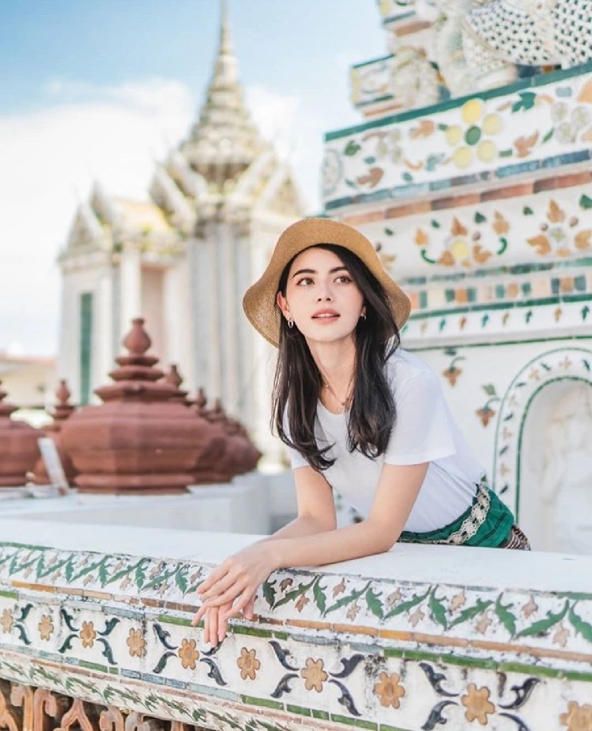 ใหม่ ดาวิกา นุ่งผ้าซิ่นเข้าวัด..สวยใสเรียบง่ายใจละลายไปตามๆกัน