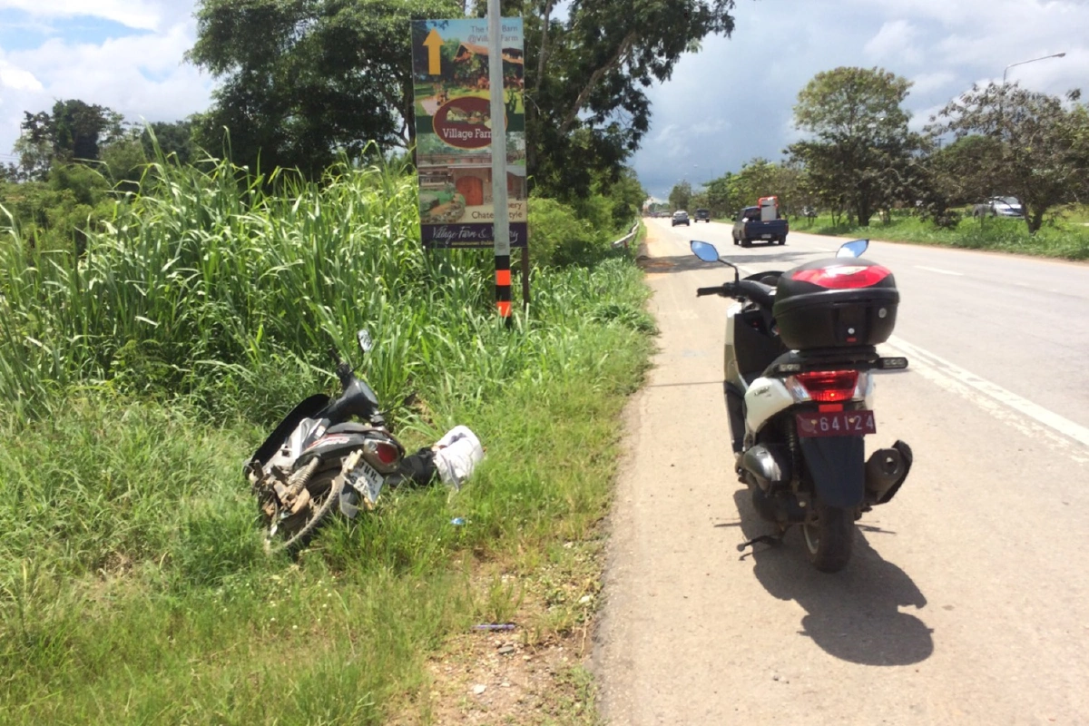 ตำรวจจราจรโคราชเห็นชาวบ้านเป็นลมจับซ้อนท้ายส่งบ้าน