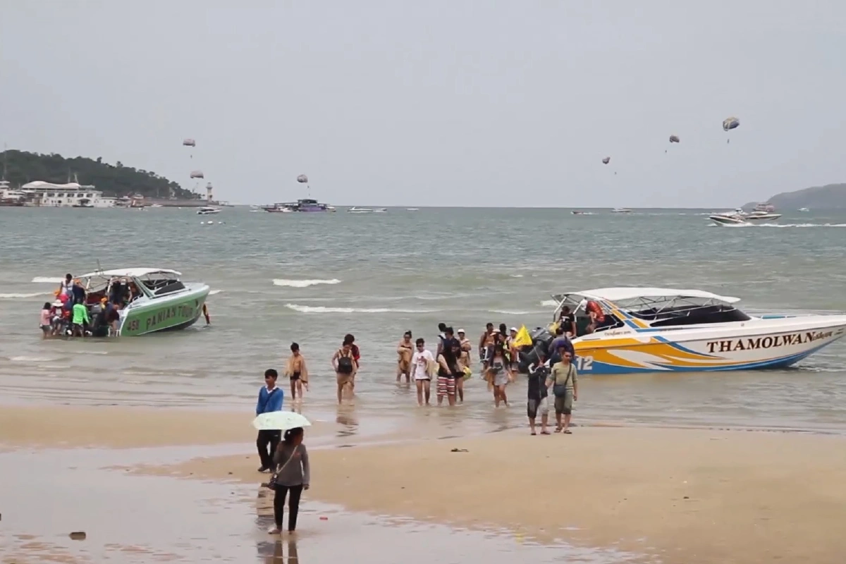 พัทยาคึกหยุดยาว4วันนักท่องเที่ยวแห่พักผ่อนเล่นน้ำทะเลข้ามไปเกาะล้าน