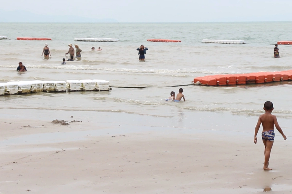 พัทยาคึกหยุดยาว4วันนักท่องเที่ยวแห่พักผ่อนเล่นน้ำทะเลข้ามไปเกาะล้าน