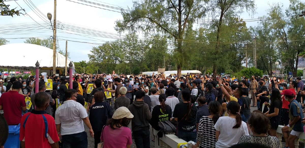 ม็อบเยาวชนภูเก็ตปลดแอกเปิดเวทีปราศรัยจี้รัฐบาลลาออก-แก้รธน.