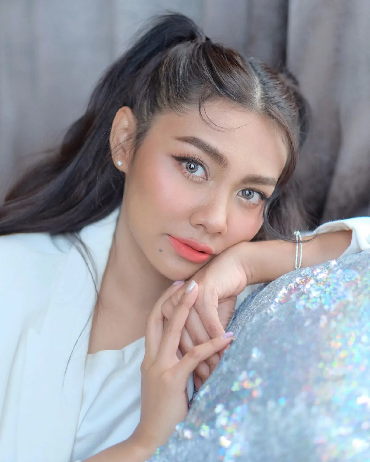  “แก้ม เดอะสตาร์” โดนแซวหนัก! หลังโพสต์ภาพอวดแฟชั่นเซ็ตภูมิใจในความเป็นไทย