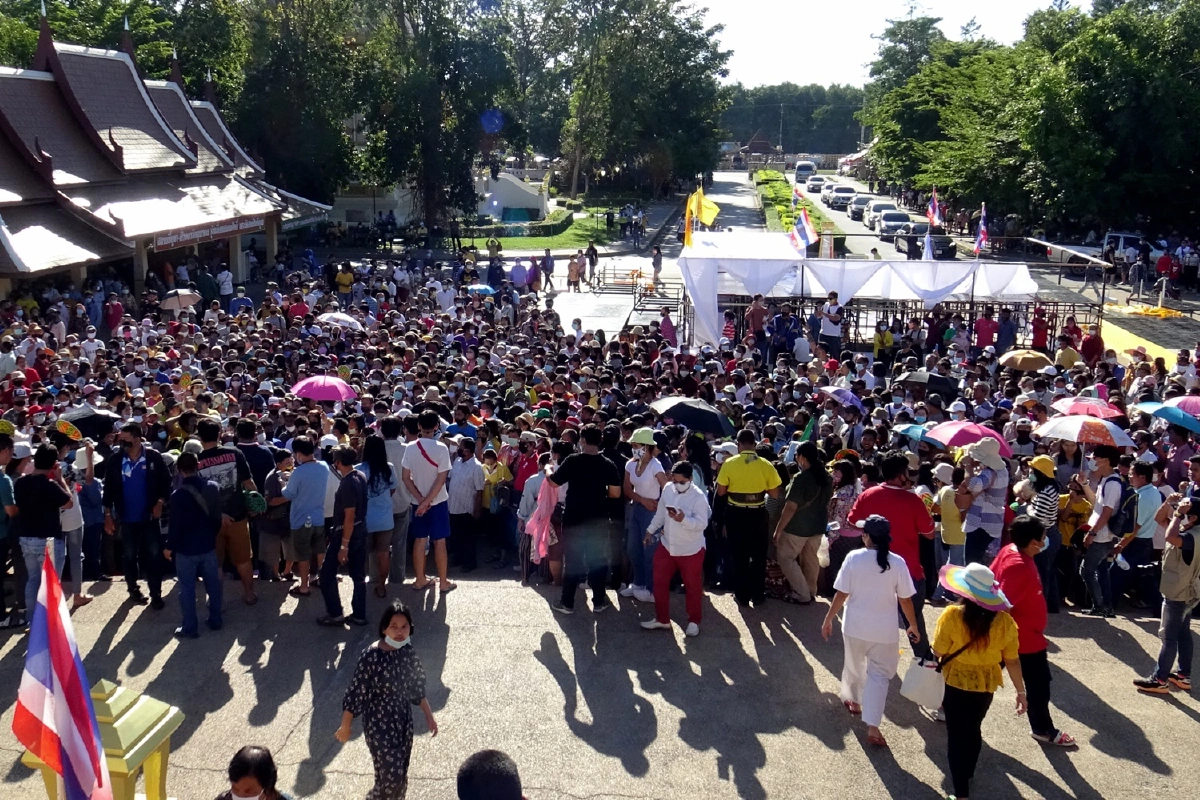 คนนับหมื่นทะลักวัดห้วยมงคลแห่รับเหรียญ"ไอ้ไข่"รุ่นพิเศษ