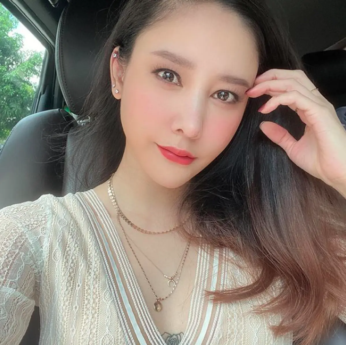 เกือบลืมมองหน้า! “แตงโม นิดา" กับรอยสักดอกกุหลาบกลางหน้าอก โผล่แย่งซีนเต็มๆ