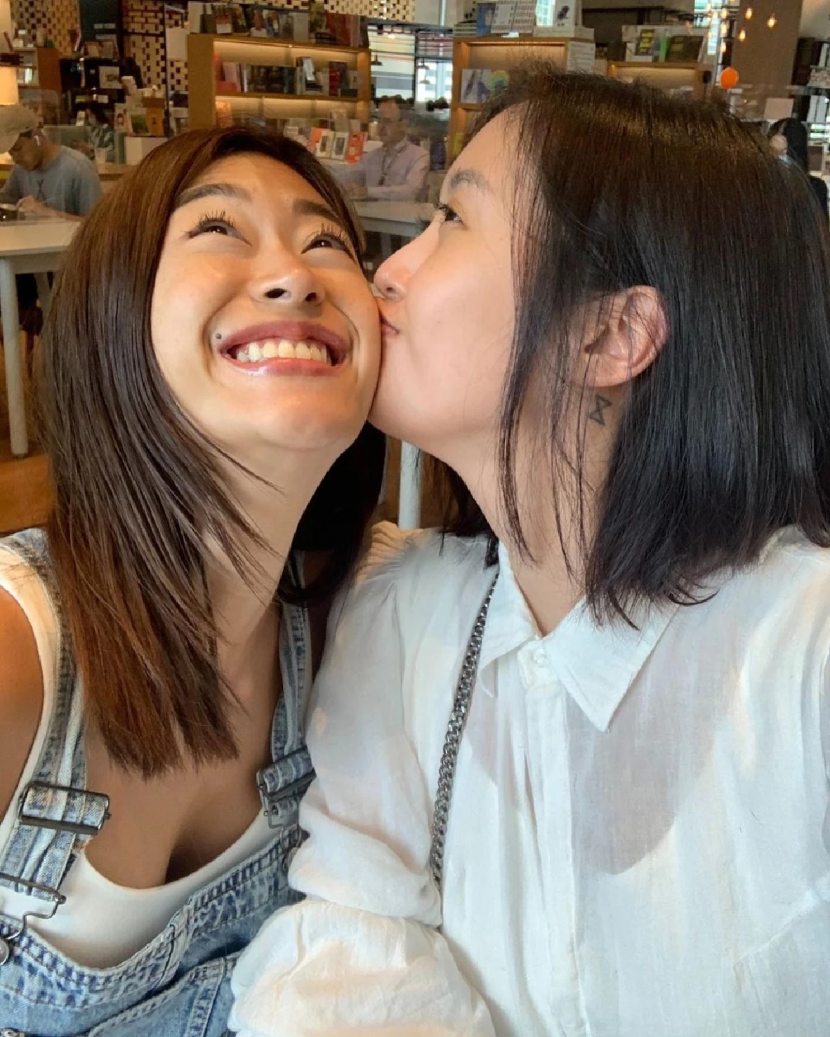 ภาพหาดูยาก “ยิปโซ” หอมแก้ม “ยิปซี” โมเมนต์น่ารักพี่น้องรักกัน