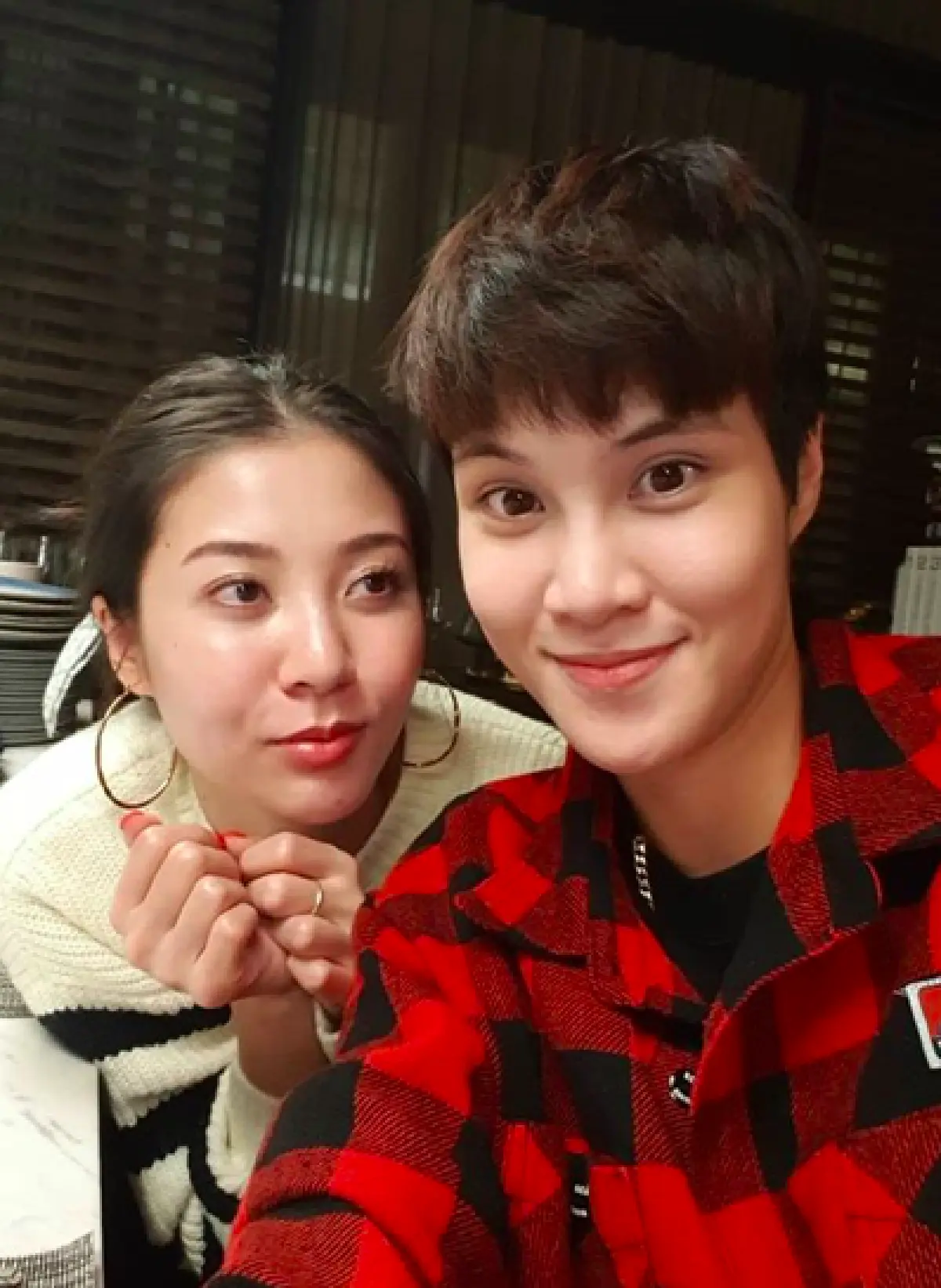  "เจี๊ยบ ลลนา" มอบแหวนเพชร กลางร้านหมูกระทะให้ "เดียร์ บุศรา" เป็นของขวัญวันเกิด 