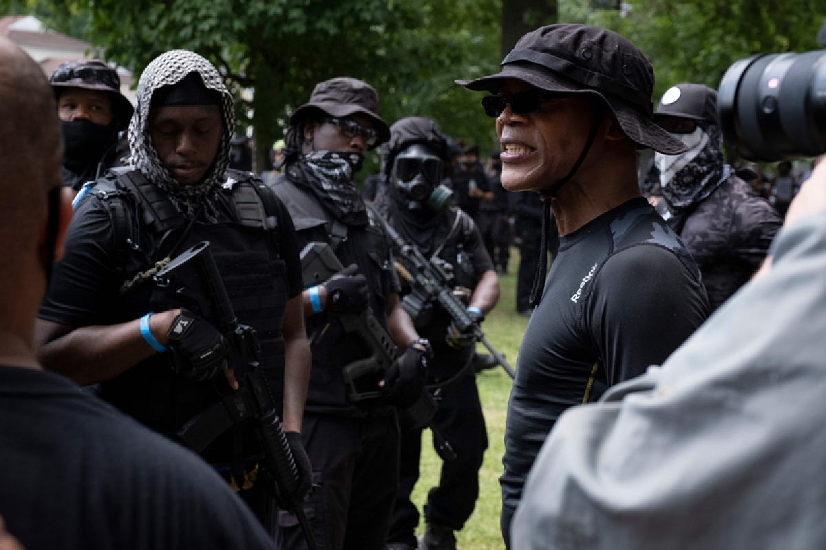 นักรบผิวดำถือปืนบุกประท้วงตำรวจฆ่าคนผิวดำในสหรัฐ