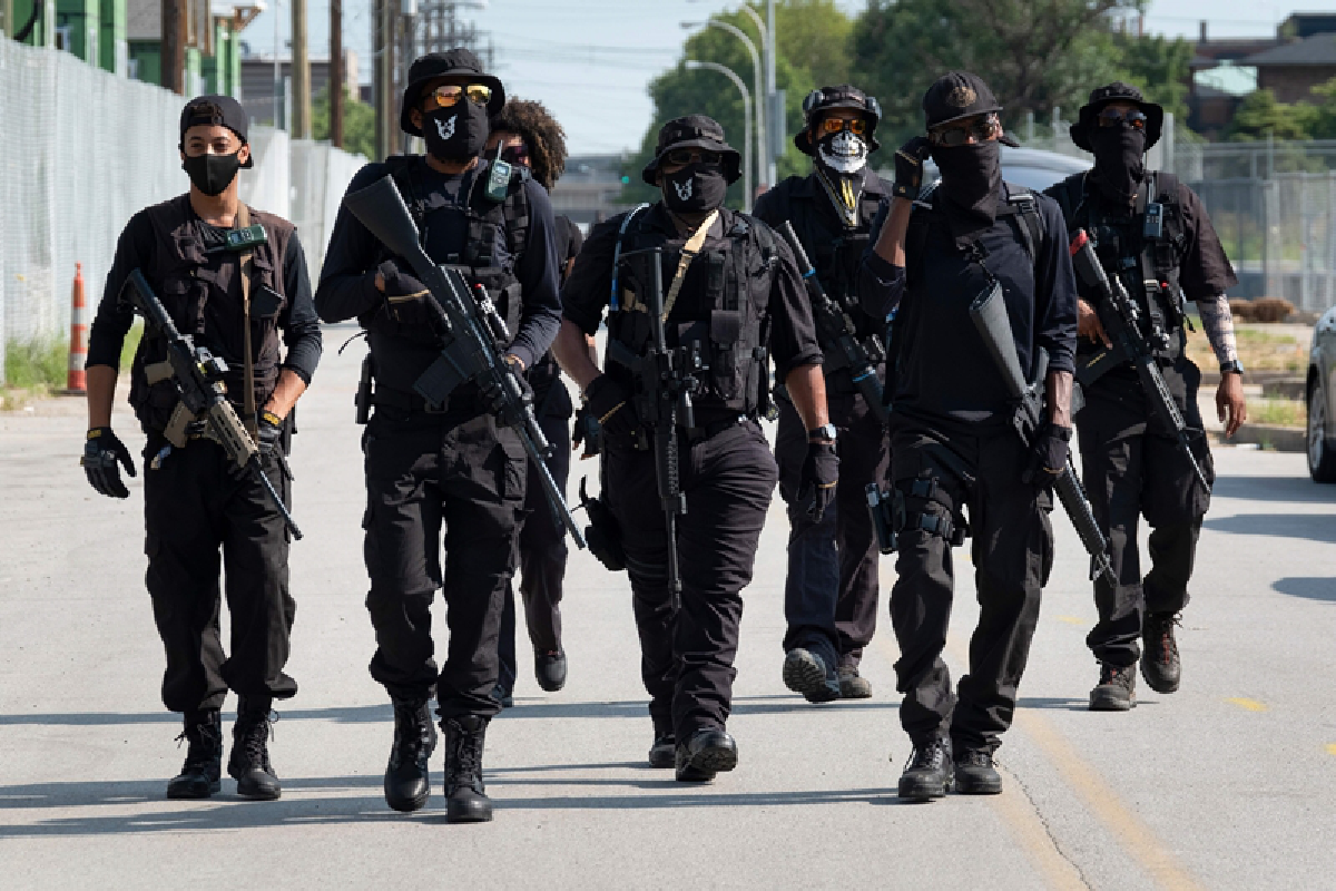 นักรบผิวดำถือปืนบุกประท้วงตำรวจฆ่าคนผิวดำในสหรัฐ