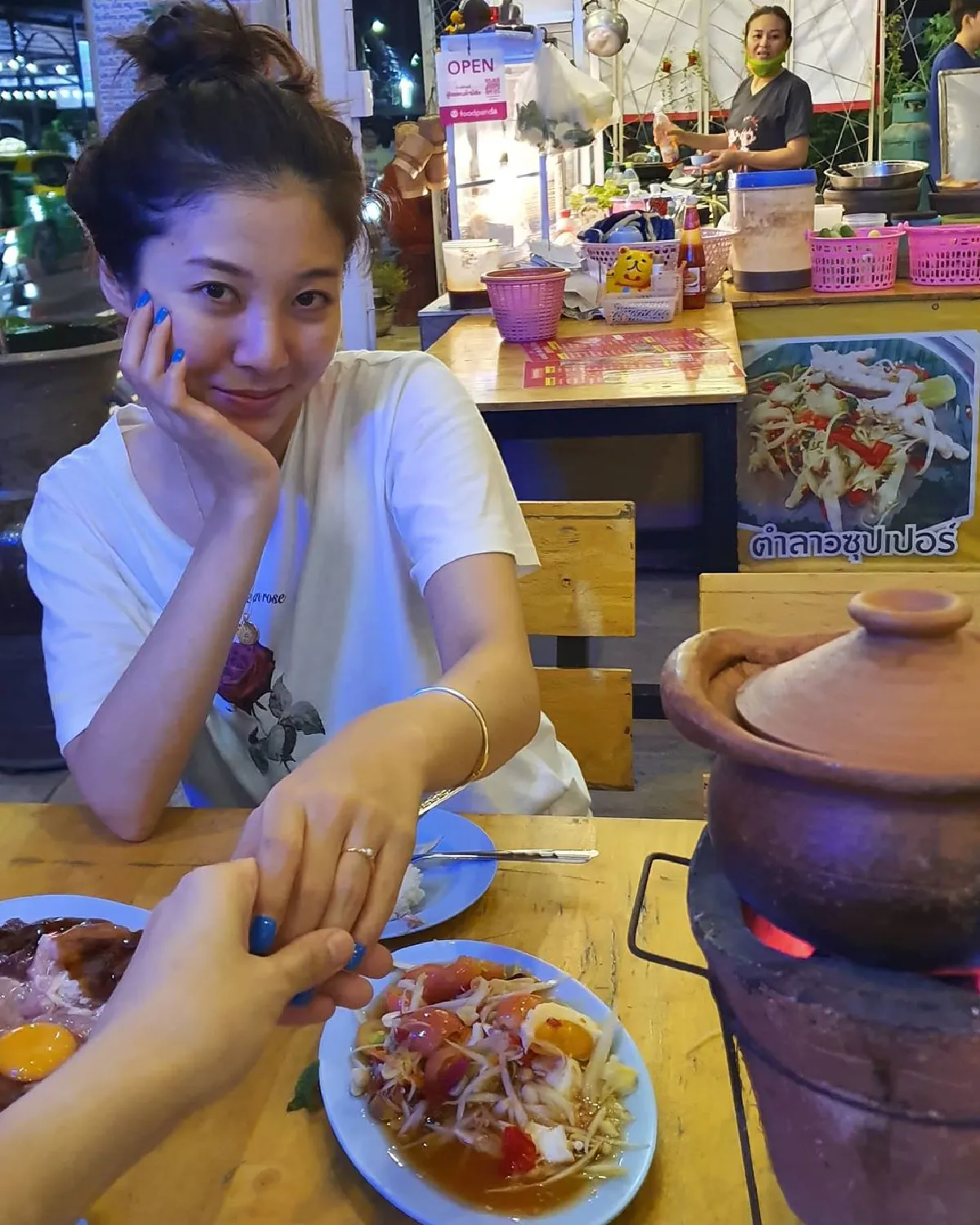  "เจี๊ยบ ลลนา" มอบแหวนเพชร กลางร้านหมูกระทะให้ "เดียร์ บุศรา" เป็นของขวัญวันเกิด 