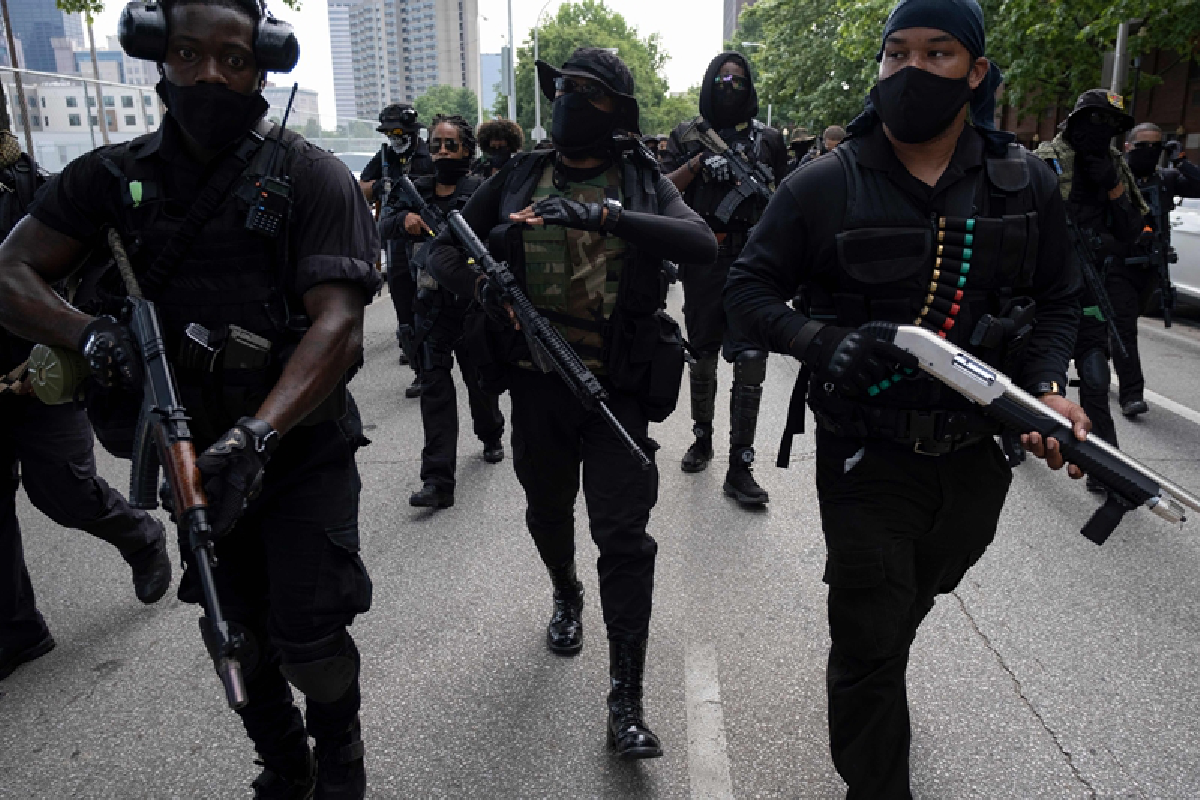 นักรบผิวดำถือปืนบุกประท้วงตำรวจฆ่าคนผิวดำในสหรัฐ