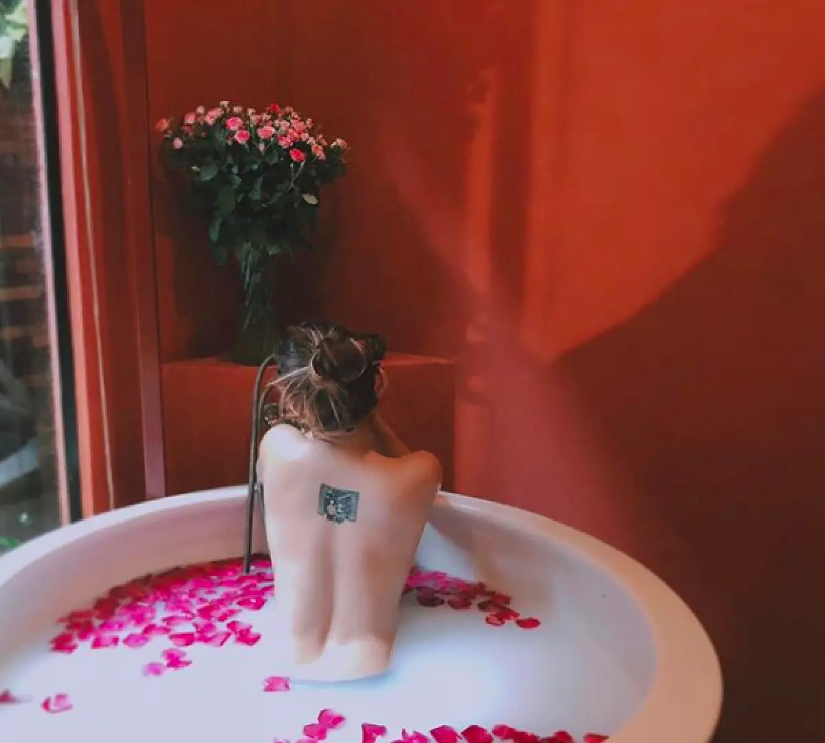 “กุ๊บกิ๊บ” อวดภาพความแซ่บ..เปลือยกายแช่น้ำนม เป็นเซอร์ไพรส์จากสามี “บี้”