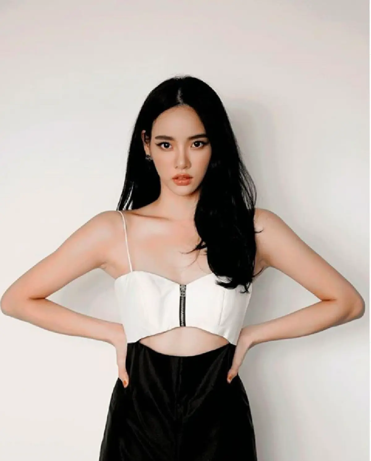 "วาววา ณิชารีย์" ถอดท่อนบนโพสท่าแซ่บ โชว์ความเซ็กซี่แบบเบาๆ