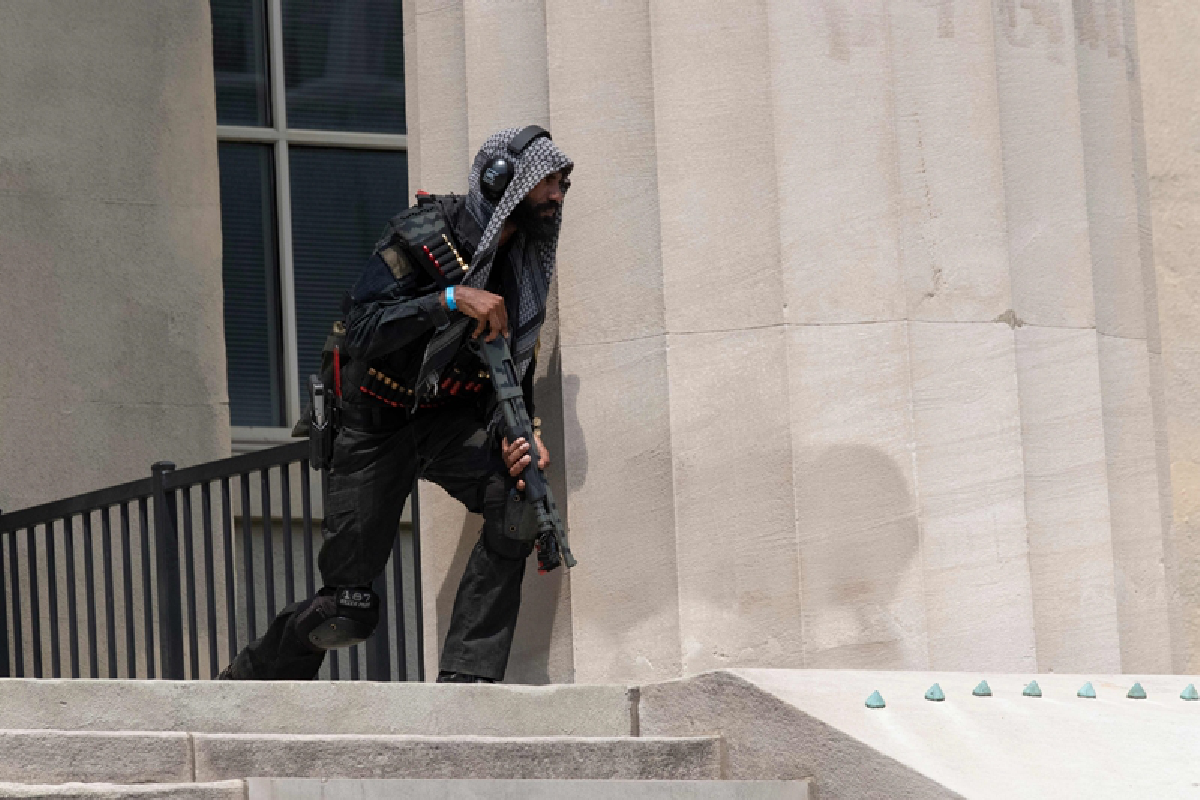 นักรบผิวดำถือปืนบุกประท้วงตำรวจฆ่าคนผิวดำในสหรัฐ