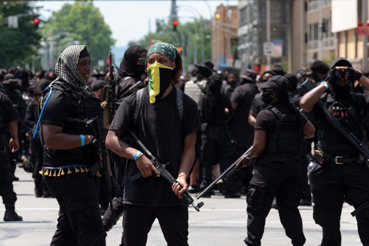 นักรบผิวดำถือปืนบุกประท้วงตำรวจฆ่าคนผิวดำในสหรัฐ