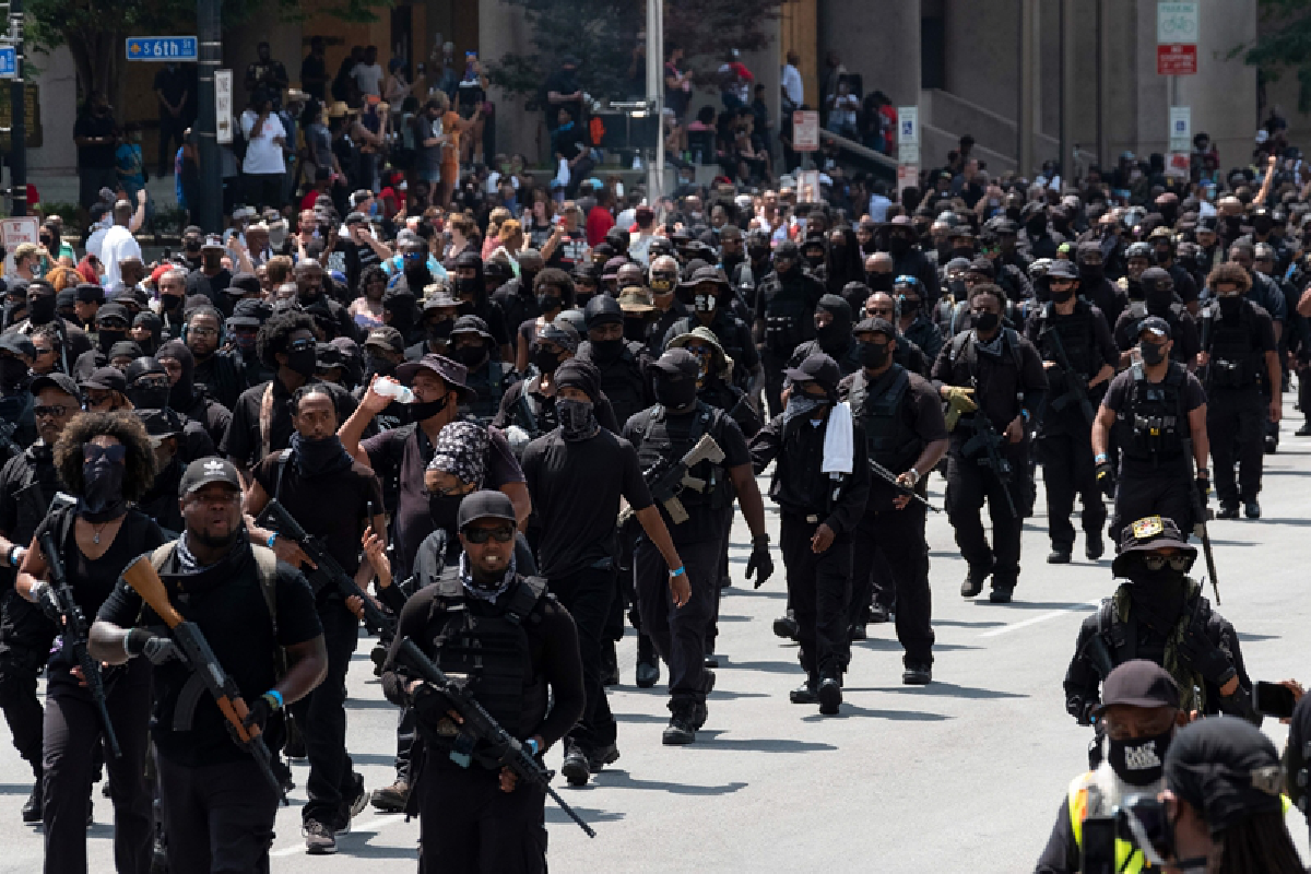 นักรบผิวดำถือปืนบุกประท้วงตำรวจฆ่าคนผิวดำในสหรัฐ