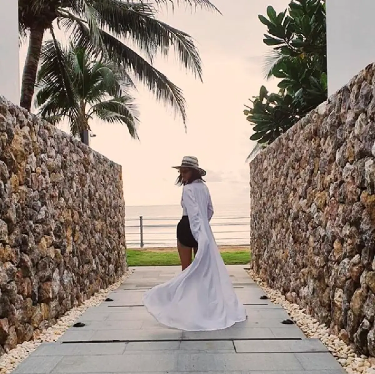 “คริส หอวัง” ร้อนแรงทะลุอุณหภูมิ 39 ฟาดวันพีซเว้าลึก โพสท่าแซ่บ