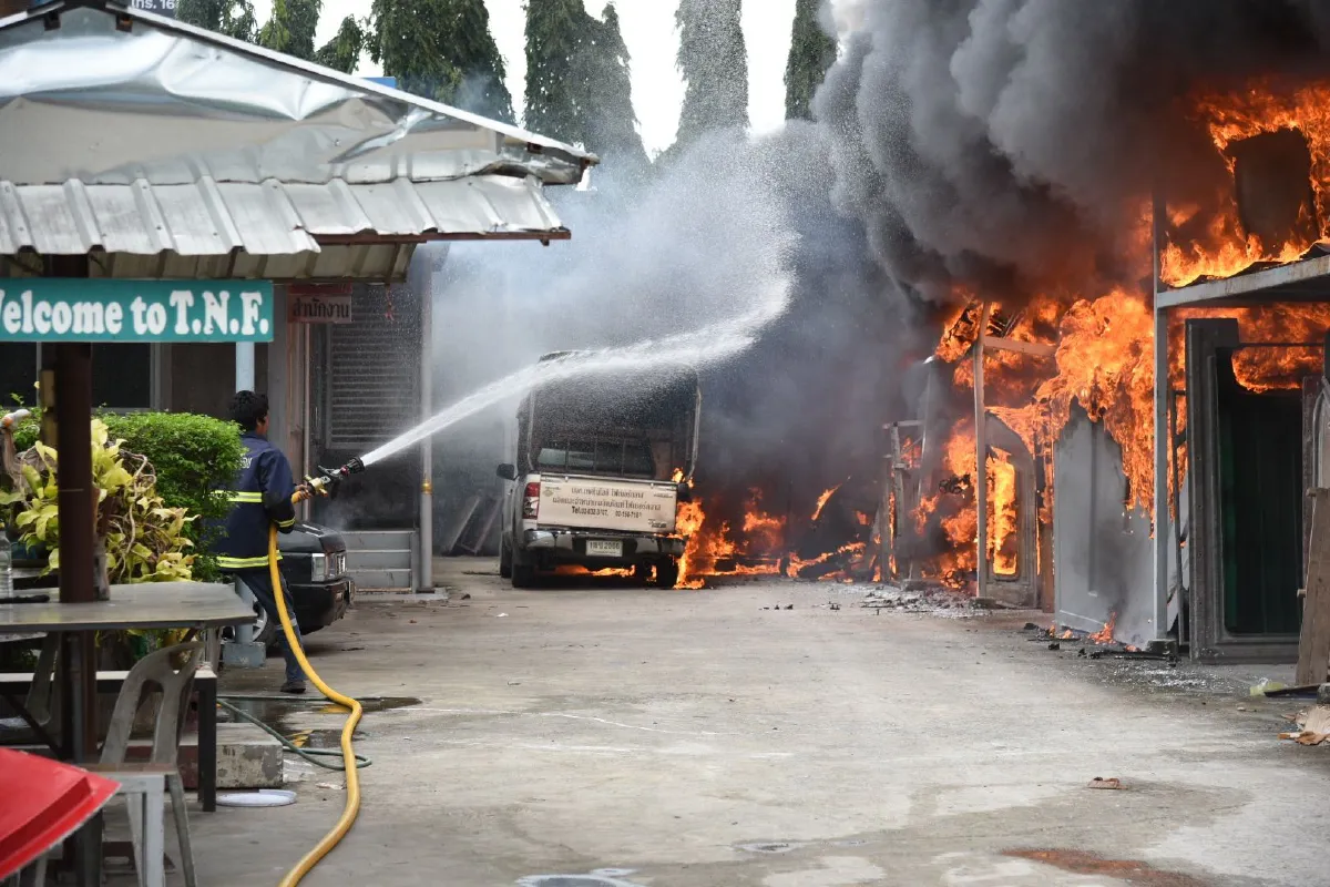 สูญกว่า 50 ล้าน!ไฟไหม้รง.ผลิตหลังคารถย่านลำลูกกาเสียหายหนัก