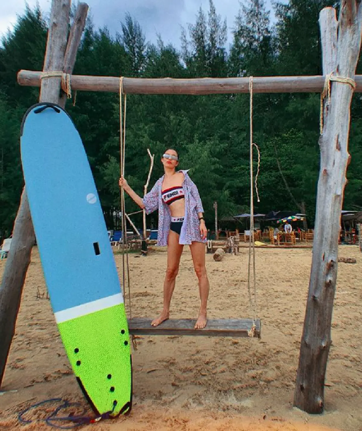 “คริส หอวัง” ร้อนแรงทะลุอุณหภูมิ 39 ฟาดวันพีซเว้าลึก โพสท่าแซ่บ