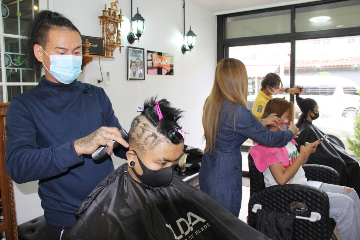 ช่างตัดผมบรรจงแกะลาย"ทรงพระเจริญ"แสดงความจงรักภักดี