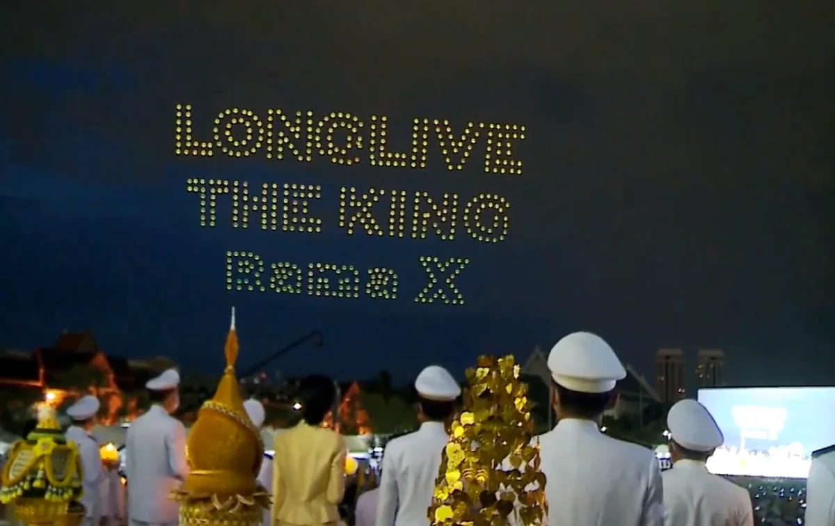 นายกฯ นำพสกนิกรจุดเทียนถวายพระพรชัยมงคล "ในหลวง"