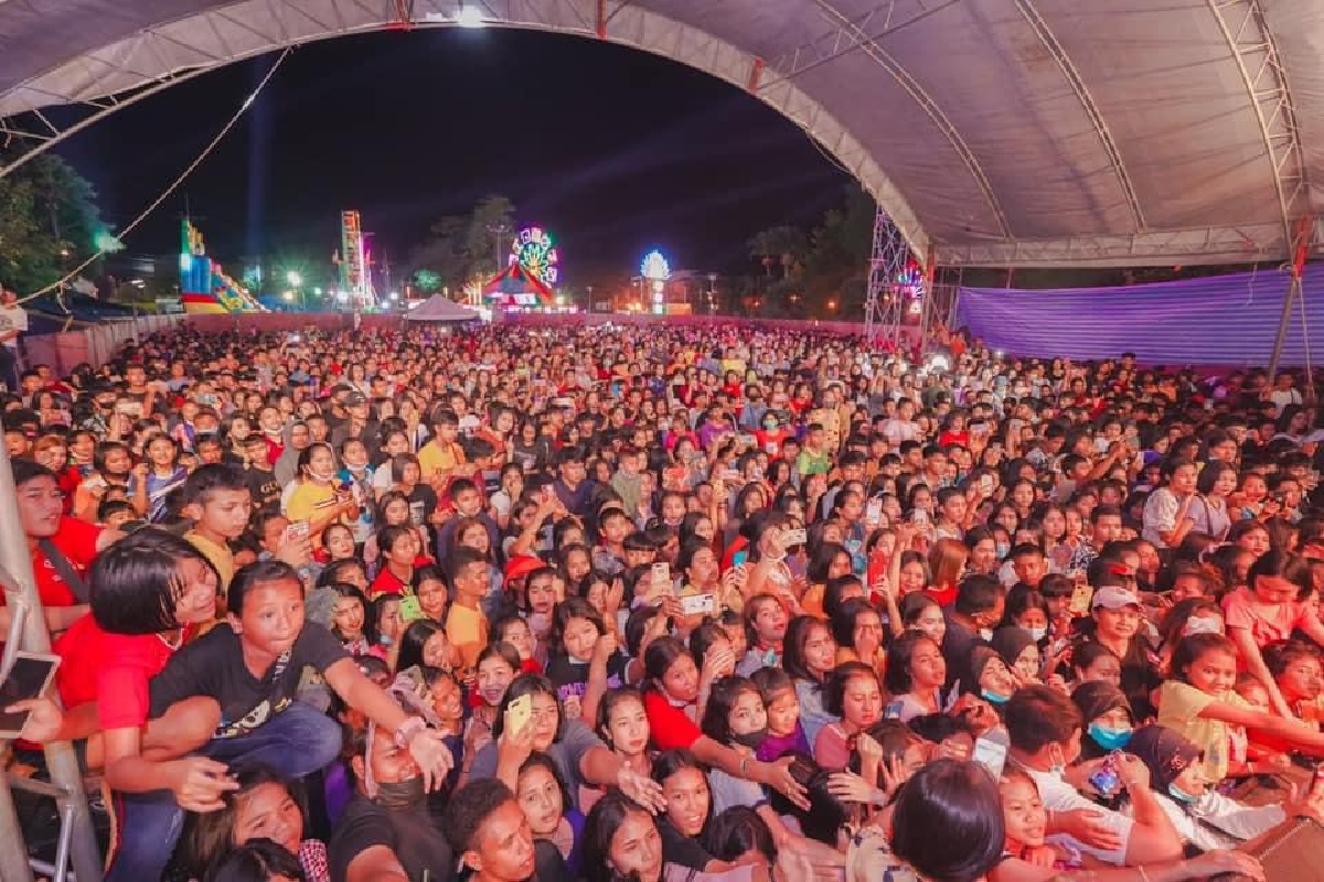 เปิดภาพคอนเสิร์ตดังต้นเหตุ"ลุงตู่"ห่วงโควิดจะกลับมาระบาดรอบ 2 เปิดภาพคอนเสิร์ตดังต้นเหตุ"ลุงตู่"ห่วงโควิดจะกลับมาระบาดรอบ 2