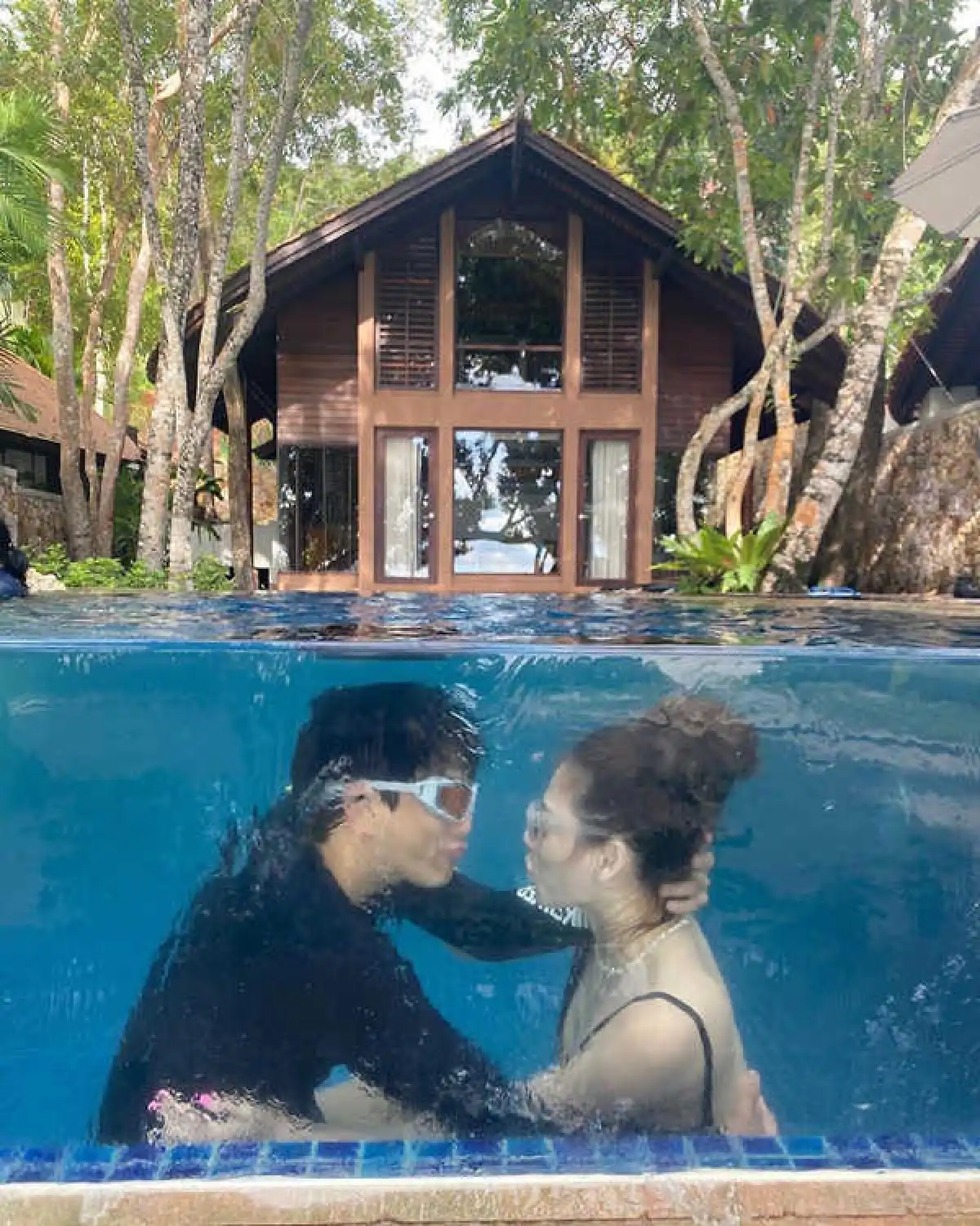 “ป๋อ-เอ๋” จัดรูปโรแมนติกสวีตใต้น้ำ ดูรูปแล้วลุ้นตาม
